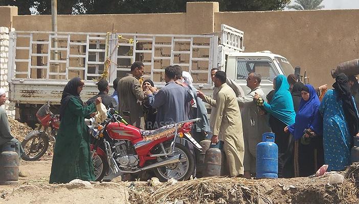 بالصور.. اشتباكات بين الأهالي في بني سويف للحصول على أنبوبة