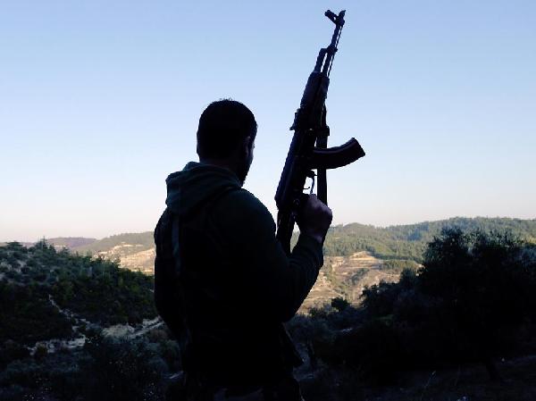 “السوري الحر” يستهدف مطار دمشق