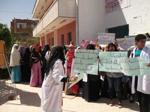 وقفة لطب بيطري أسيوط اعتراضا على طردهم لمدرسة بالوادي الجديد