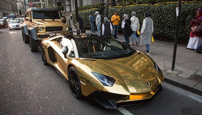 بالفيديو.. ملياردير خليجي يتجول في لندن بأسطول سيارات من الذهب