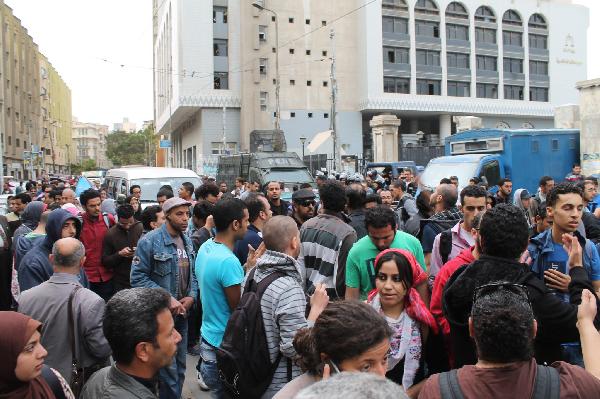 الإسكندرية : تظاهرة للتنديد باعتقال 3 نشطاء و محاميهم