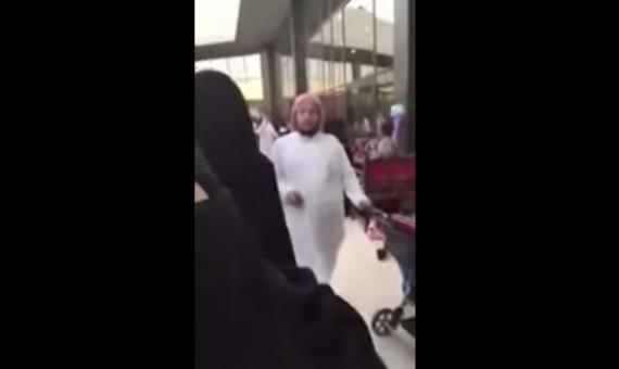 بالفيديو.. محتسب سعودي يعتدي على فتاة لتصويره