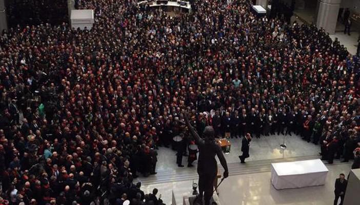 بالفيديو.. حشود في جنازة المدعي العام التركي عقب مقتله