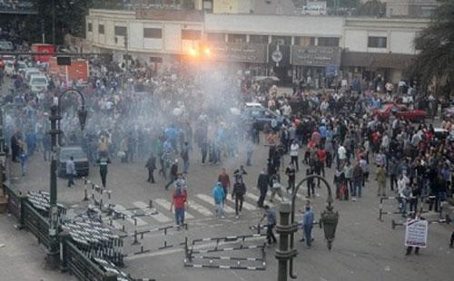 رافضو الانقلاب يتظاهرون أمام جريدة الجمهورية