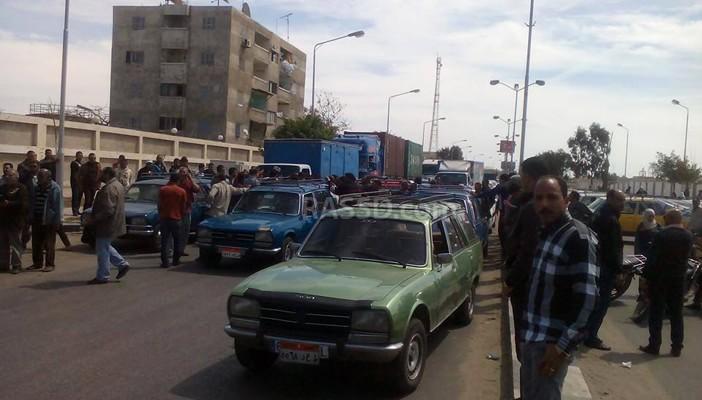 سائقو “البيجو” يغلقون مدخل بورسعيد احتجاجًا على “بلطجي المرج”