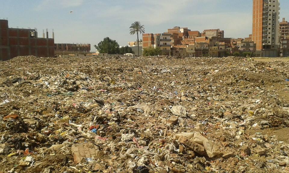 بالصور.. أهالي إيتاي البارود: تلال القمامة تخنقنا والمسؤولون لا مجيب