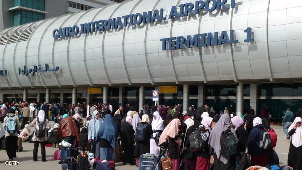 القبض علي راكبه أثناء تهريبها سيوف وخناجر بمطار القاهرة