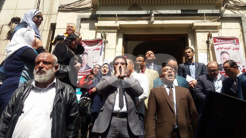 بالصور.. وقفة للمحامين على سلم النقابة تضامنا مع عزة العشري