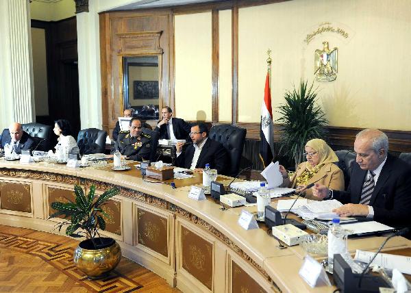 “الوزراء” يناشد القوى السياسية التزام السلمية