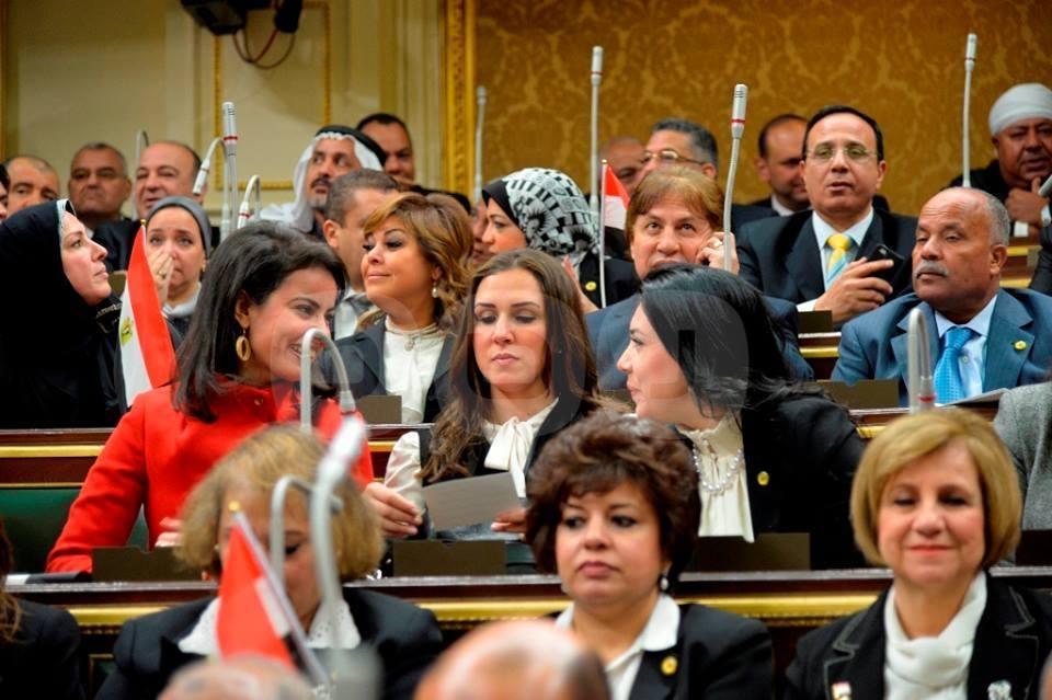 “خناقات” البرلمان.. نائبة تنتقد “التزويغ” وأخرى لأبو حامد: “اقعد ساكت”