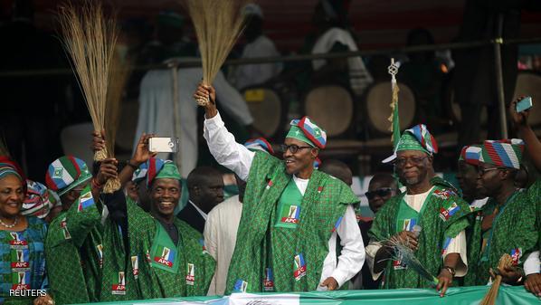 وول ستريت جورنال: بخاري يتسلم نيجيريا محاطة بلعنة النفط