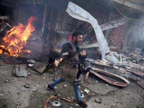 بالفيديو والصور.. مقتل أسرة سورية جراء قصف الطائرات الروسية لـ”إدلب”