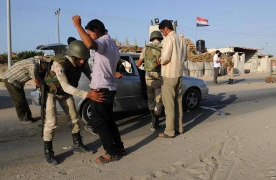 قوات الأمن تشن حملة اعتقالات عشوائية بالعريش مع قطع الاتصالات