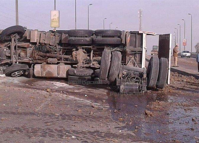 توقف حركة المرور بدائري الوراق بعد انقلاب مقطورة