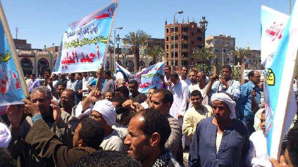 ” فين النهضة فين .. يا ناس يا كذابين ” شعار المتظاهرين بقنا