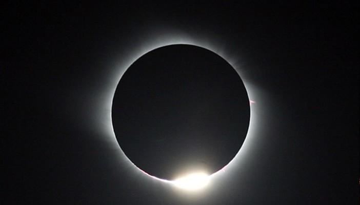 بالصور.. أقصر خسوف كلي للقمر منذ قرن