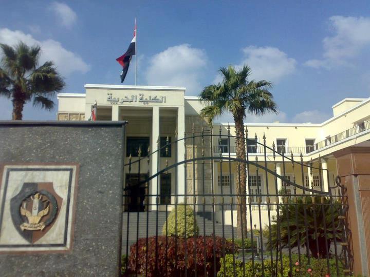 السيسي يتفقد التأهيل العسكري لطلبة الكلية الحربية