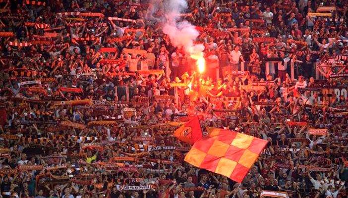 جماهير روما تواجه عقوبات بسبب لافتات مباراة نابولي