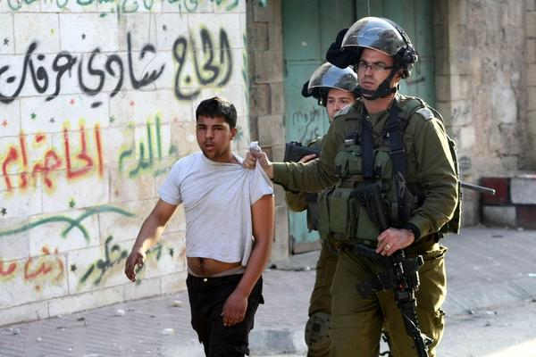 الاحتلال يعتقل أربعة مواطنين جنوب الضفة الغربية