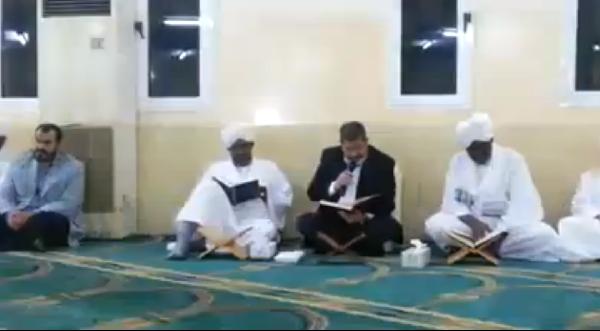 بالفيديو.. مرسي يقرأ القران مع رئيس السودان بعد الفجر