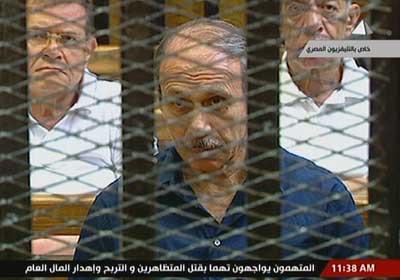 دفاع العادلي: “مبارك بطل قومي ونريد الحرية والحكم الرشيد”