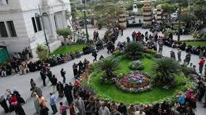 وقفة لأهالي عزبة النخل أمام محافظة القاهرة والمحافظ يهرب