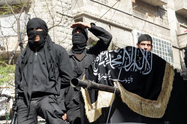 بالفيديو.. لحظة مقتل أمير جبهة النصرة على يد “داعش”