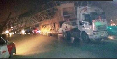 عاجل سقوط “لوحة أطوال” كوبري المعصرة بالقاهرة على سيارة