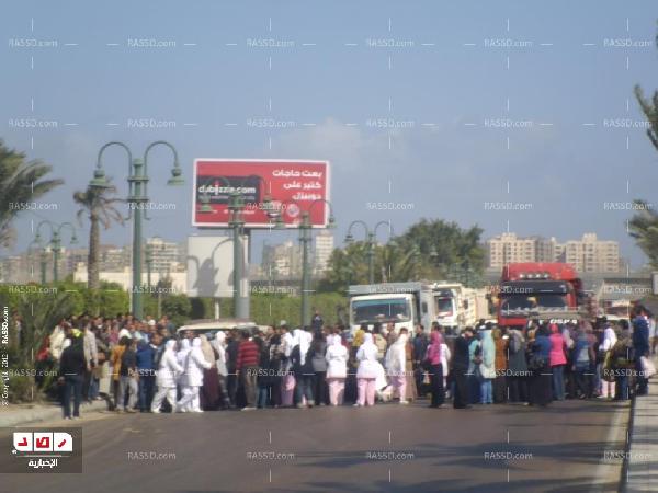 عاملو مستشفى الشرطة يقطعون الطريق الصحراوي للمطالبة بالتعيين