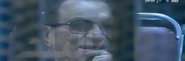 فيديو..المخلوع يضحك ويرحب بأنصاره داخل محاكمة اليوم