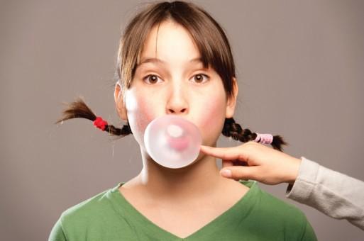 خمسة أسباب تدفعك إلى التوقف عن مضغ “اللبان”