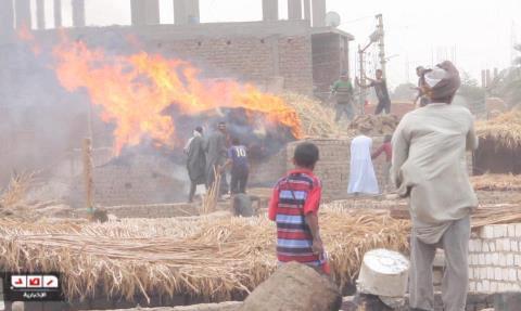 محافظة قنا توزع “بطاطين” على منكوبي حريق “فرشوط”