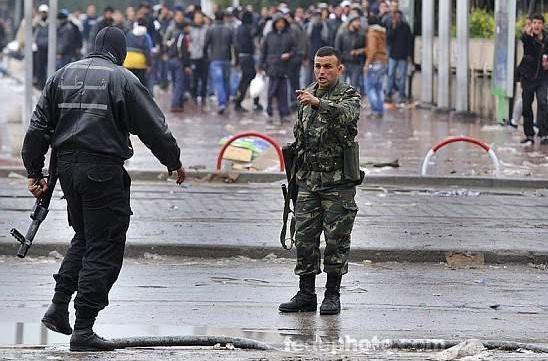 المحكمة العسكرية بتونس تصدر حكم بالسجن على ضباط قتلوا متظاهرين