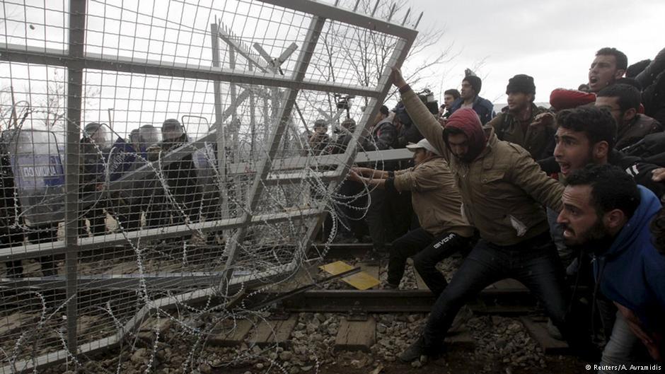 بالفيديو.. إصابة 300 لاجئ على الحدود اليونانية المقدونية