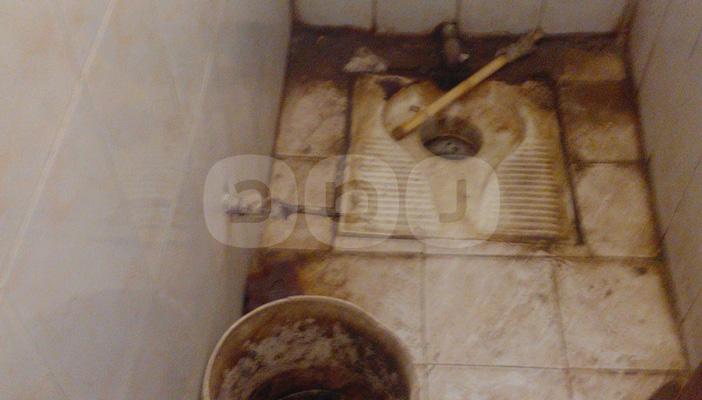 بالصور.. ثانوية بالفيوم بلا كهرباء وحمامات.. وطلاب: ندرس في حوش مواشي