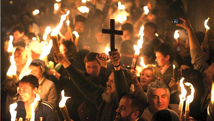 توافد آلاف المسيحيين للاحتفال بـ”سبت النور” بالقدس