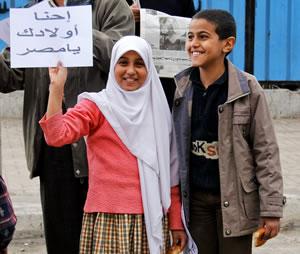 للمرة الأولي..القنصلية المصرية في إيطاليا تعيد أطفال لجدتهم