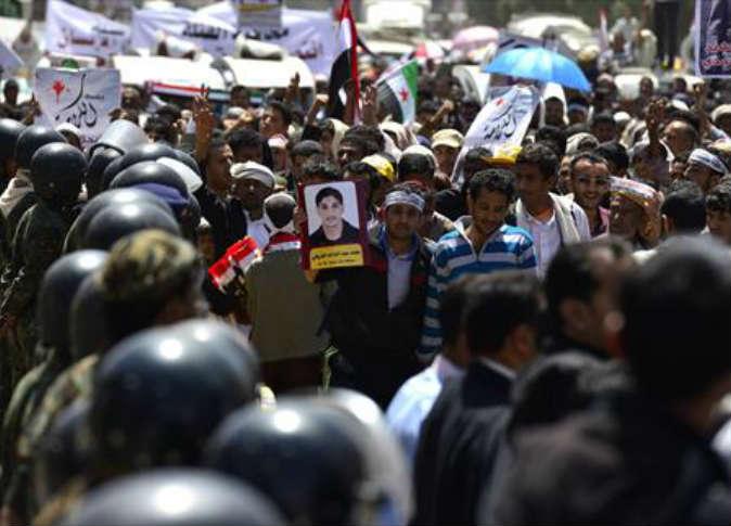 آلاف اليمنيين يطالبون بإسقاط الحكومة