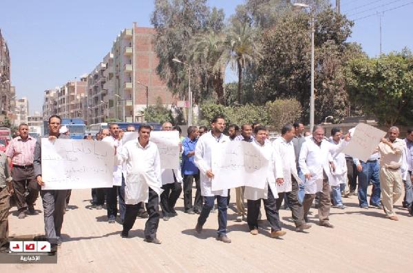 مسيرة لأطباء نجع حمادي احتجاجاً على خطف زميلهم