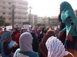 طالبات جامعة القاهرة ..تتظاهرن احتجاجا على غلق مطعم المدينة