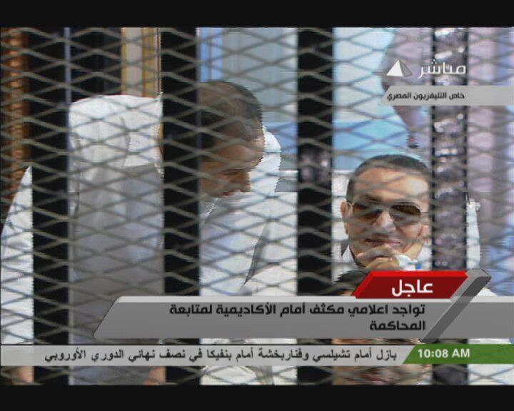 أطباء نفسيون.. مبارك “سيكوباتي”وابتسامته رسالة لأنصاره