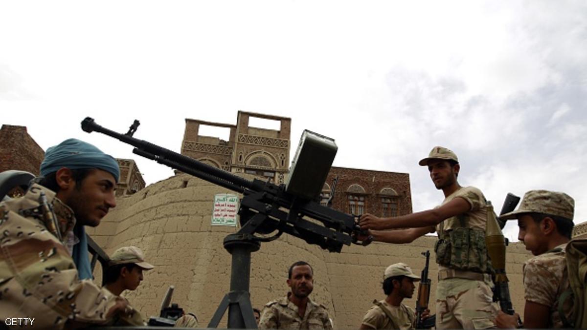 بالنيران الثقيلة.. الجيش اليمني يطوّق أكبر قاعدة عسكرية للحوثيين