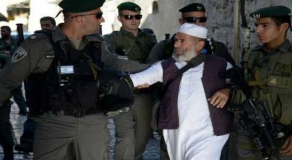 الشرطة “الإسرائيلية” تعتقل 15 مسنًا لصلاتهم بـ”الأقصى”