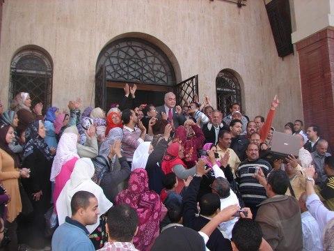 جامعة الإسكندرية تحتفل مع موظفيها بموافقة وزارة المالية