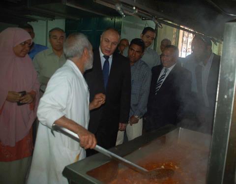 رئيس جامعة سوهاج يتأكد من سلامة الأغذية بالمدن الجامعية