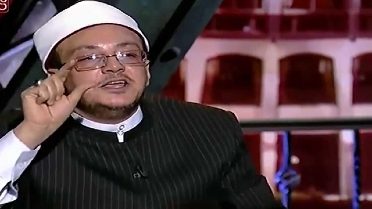 بالفيديو.. الشيخ جمعة يسكب الماء على “ميزو” ويرفع حذاءه في وجهه