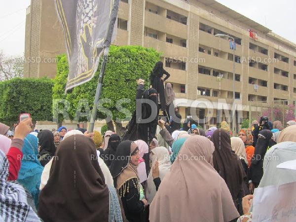 صور..تظاهرة حاشدة لفتيات الأزهر بالقاهرة تضامنًا مع زميلاتهن