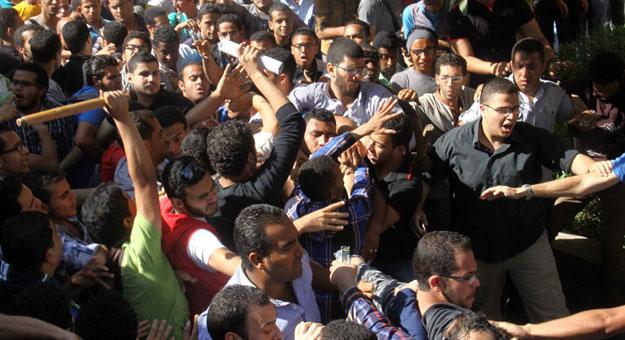 المئات من طلاب ” عين شمس ” يتظاهرون احتجاجا على طعن زميلهم