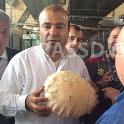 وزير التموين: الرغيف الذي أحمله بخمسة قروش فقط