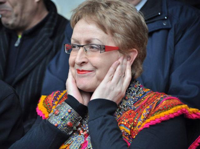 وزيرة جزائرية:” الصلاة أكبر إهانة للإنسان “